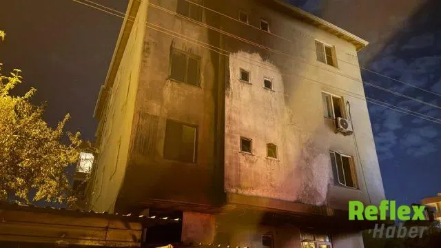 Antalya'da garajdaki otomobil kundaklandı, alevler 3 katlı binaya sıçradı