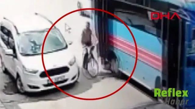 Adana'da açık otobüs kapısı bisikletliye çarptı | VİDEO İZLE