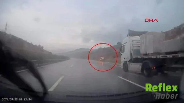 Bursa'da Yağışta Kontrolden Çıkan Otomobil Bariyerlere Çarptı
