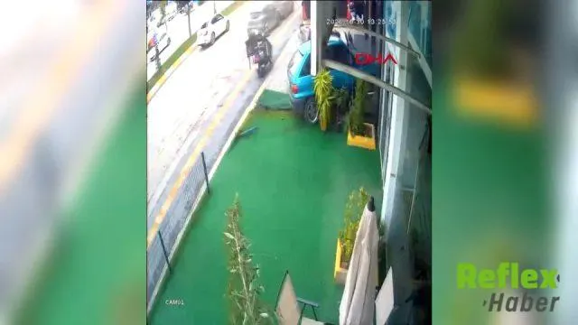 Çorum'da Otomobil Mağazaya Girdi: Fren Yerine Gaza Basıldı