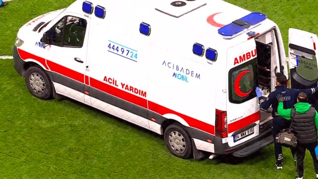 Korkutan sakatlık: Ambulansla sahaya girdi. Ahmed Kutucu ve Kaleci İsa çarpıştı