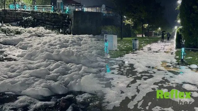 Sekapark Sahilindeki Köpükler Ekipleri Harekete Geçirdi