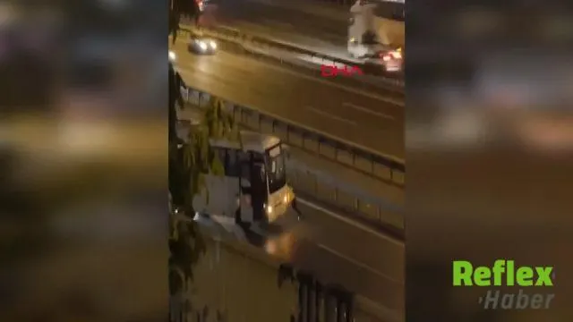 Sultangazi’de Arızalanan Midibüse Kadın Polisten Yardım