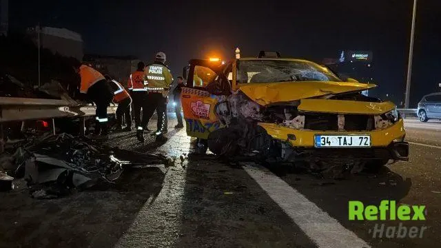 Kağıthane'de Taksiyle Çarpışan Otomobil Bariyerlere Sıkıştı: 1 Ölü, 2 Yaralı