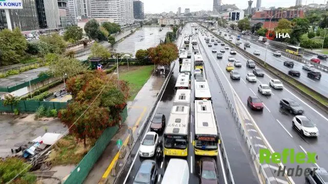 Kadıköy'de İ̇ett Otobüsü Arızası Trafiği Kilometrelerce Uzattı