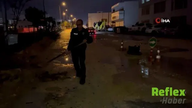 Polis Memurları Su Dolu Çukurları Toprakla Doldurdu