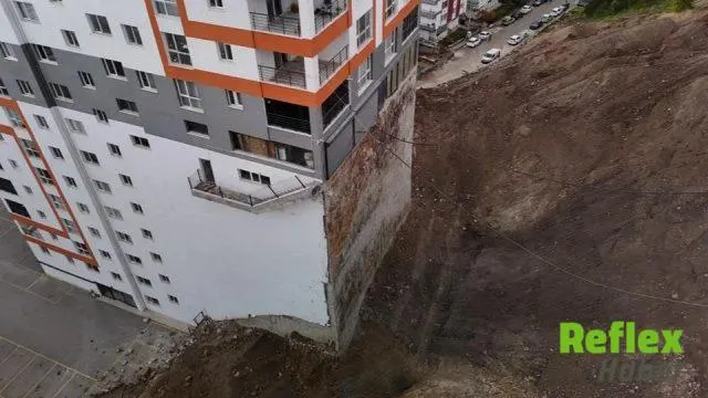 Mamak’ta İ̇stinat Duvarı Çöken Apartmanın Temeli Ortaya Çıktı