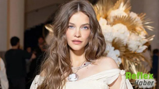 Barbara Palvin Ve Dylan Sprouse Kızlarını Kucakladı
