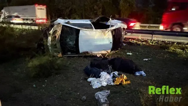 Hendek Geçişinde Otomobil Refüje Devrildi: 1 Ölü, 4 Yaralı