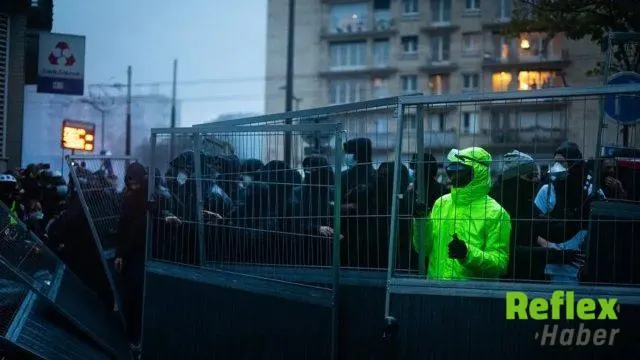 Paris'te Gece Saatlerinde Kısmi Sokağa Çıkma Yasağı