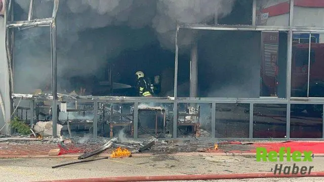 Sakarya Serdivan’da Restoran Yangını Şehrin Her Yerinden Görüldü