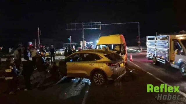 Adıyaman-Gölbaşı Yolunda Minibüs Ve Otomobil Çarpıştı: 12 Yaralı