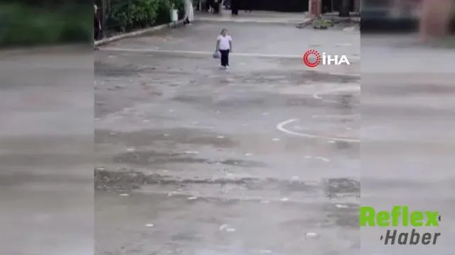 Yağmur Altında İ̇stiklal Marşı’na Tek Başına Eşlik Etti