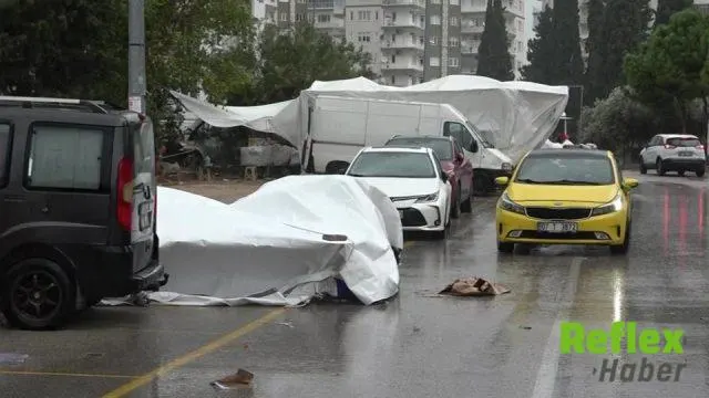 Antalya’da Fırtına Semt Pazarını Dağıttı