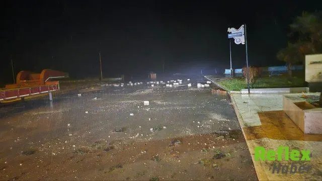 Mudanya Sahilinde Fırtına Parke Taşlarını Söküp Sürükledi