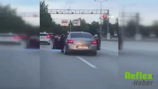Bursa'da Seyir Halindeki Otomobilin Kapıları Açıldı