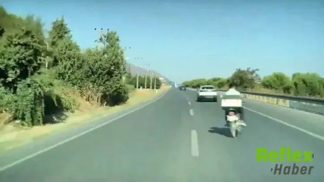 Denizli-Afyonkarahisar karayolunda motosikletlinin tehlikeli manevrası kamerada