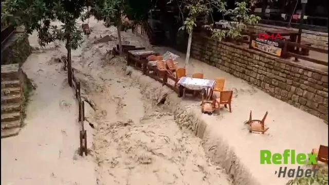 Hatay'ın Samandağ ilçesinde sağanak: Taşan dere işletmeleri su altında bıraktı