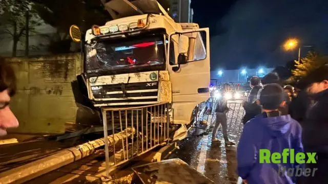 Arnavutköy'de Seyir Halindeki Tır Otobüs Durağına Daldı