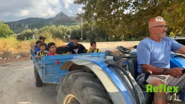 71 Yaşındaki Gönüllü Antrenör Çocukları Traktörüyle Antrenmana Götürüyor