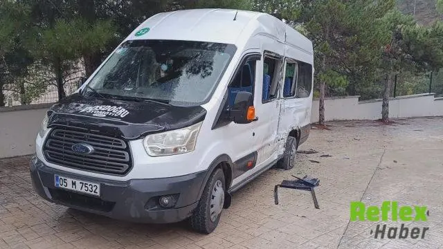 Amasya'da Halk Otobüsüyle Servis Minibüsü Çarpıştı