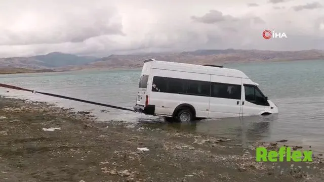 Erçek Gölü'ne Uçan Minibüsten Sürücü Kurtuldu