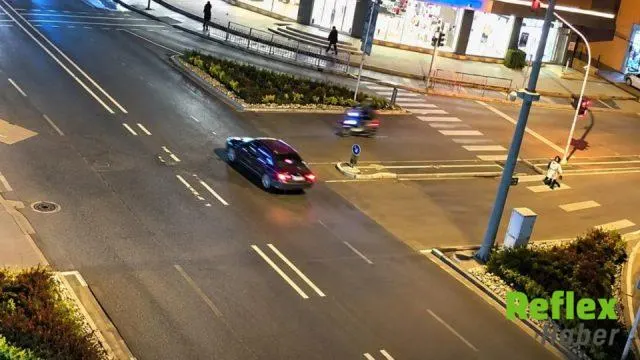 Düzce'de Motosiklet Sürücüsü Otomobilin İ̇çine Girdi