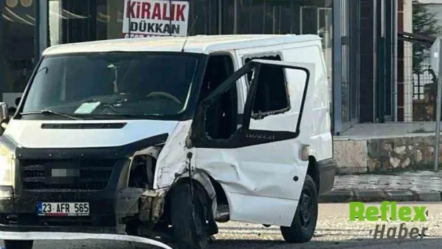 Elazığ'da Hacı Saadettin Bulvarı'nda İ̇ki Minibüs Çarpıştı: 4 Yaralı