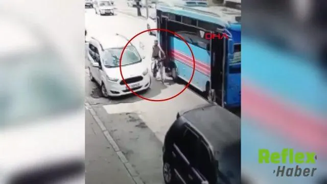 Adana'da özel halk otobüsünün bisikletliye çarpma anı kamerada