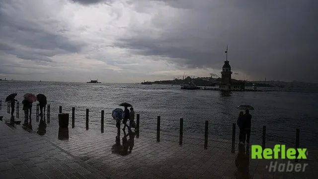 Akom Saat Vererek İ̇stanbul'u Uyardı