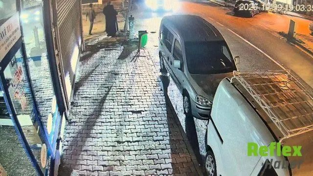 Kahta'da Çarpışan Araçlar İ̇şyerinin Vitrinine Girdi