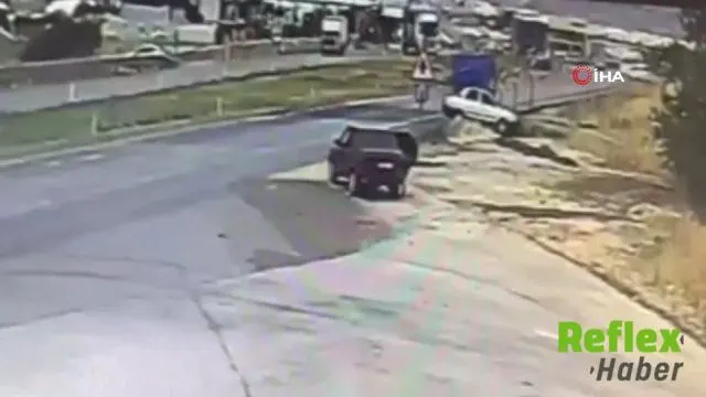 Nizip'te Kayganlaşan Yolda Takla Atan Otomobil Menfeze Uçtu