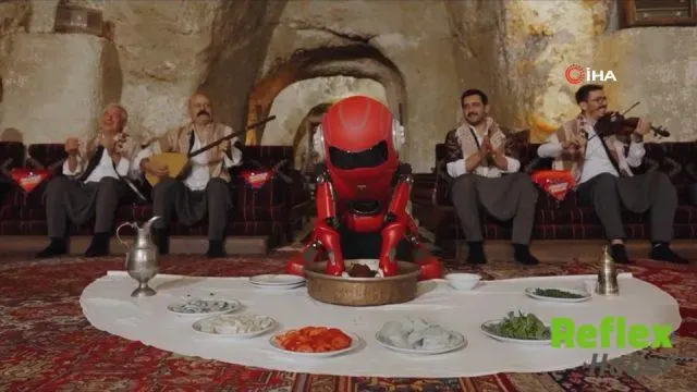 Şanlıurfa’da TEKNOFEST heyecanı: Çiğköfte yoğuran insansı robot gündem oldu | Video İzle