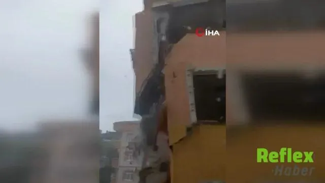 Avcılar’da Bina Yıkımı Yan Dairenin Salon Duvarını Çökertti