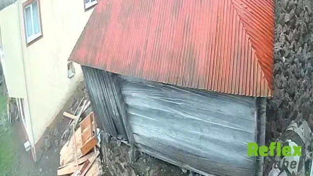 Trabzon’da heyelan: İstinat duvarı çöktü, serendi devrildi