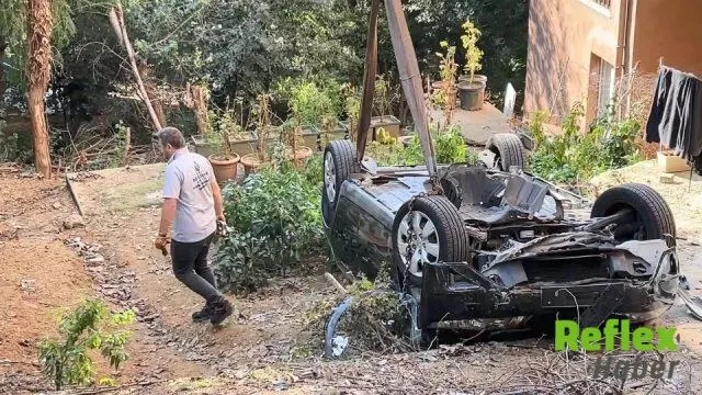 Beşiktaş'ta Fren Yerine Gaza Basan Sürücü Site Bahçesine Uçtu