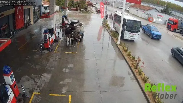 Edirne'de Yakıtı Biten Otomobil At Arabasıyla Çekildi