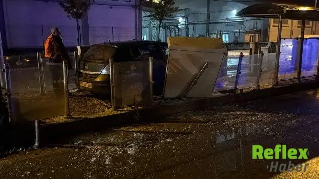 Otomobil Tramvay Durağına Daldı, Sürücü Yaralandı