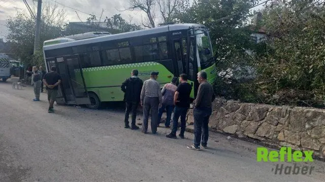 Kocaeli’de Özel Halk Otobüsü Duvara Çarptı, 10 Yolcu Yaralandı