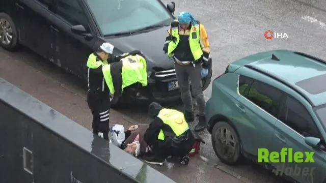 Yaralı Kadına Yağmur Altında Destek Olan Trafik Polisi Takdir Topladı