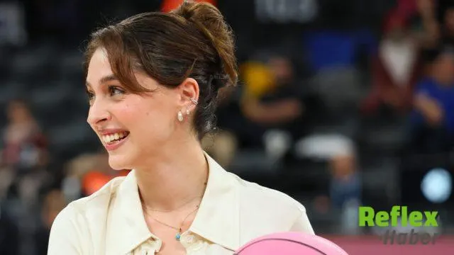 Cemre Baysel, Pembe Top İ̇le Farkındalık İ̇çin Sahaya Çıktı