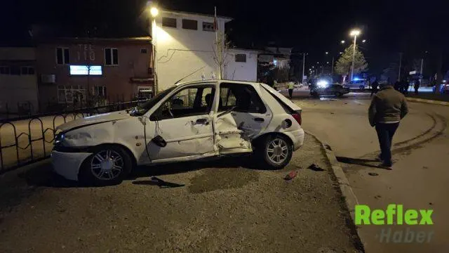 İsparta'da Kavşakta İ̇ki Otomobil Çarpıştı: Üç Yaralı