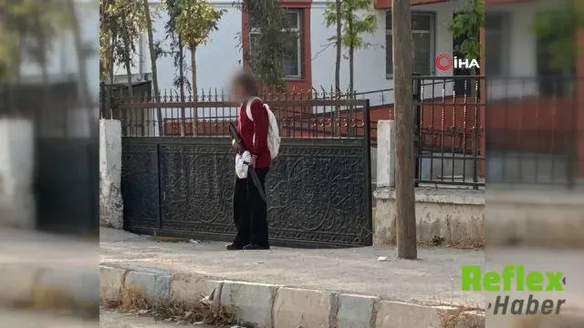 Van'da Okul Çevresinde Pompalı Tüfekle Görüntülenen Öğrencinin Fotoğrafı Ortaya Çıktı
