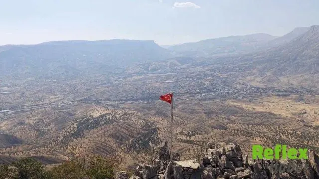 Zahit Erk, Hakkari’de Yıpranan Türk Bayrağını Yeniledi