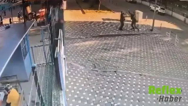 İ̇zmir'de Okul Önünde Bekçiye Saldıran Kişinin Öğretmen Olduğu Ortaya Çıktı