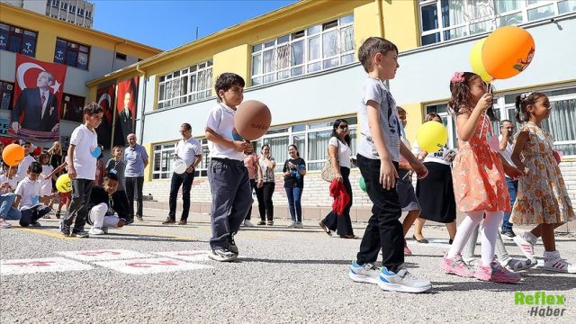 Bugün Okullar Tatil Mi? Pazartesi Okul Olacak Mı?