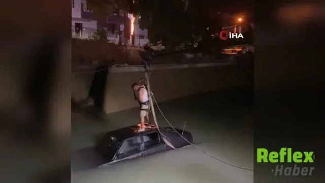 Mersin'de kanala uçan otomobili kurtarma operasyonu: Bir vatandaş kendisini vince bağladı | VİDEO İZLE