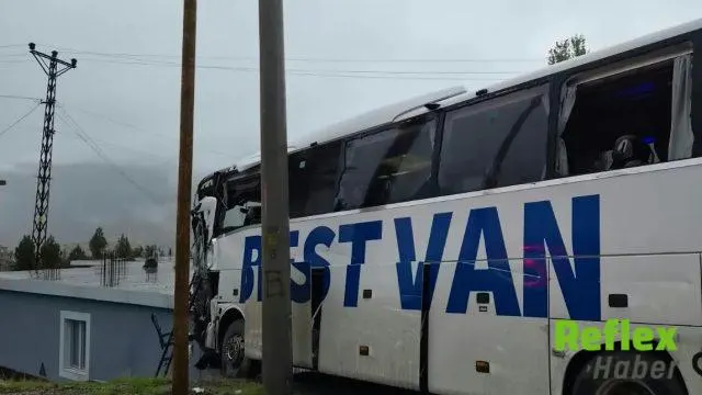 Şırnak'ta Otobüs Tir'la Çarpışıp Eve Çarptı: Şoför Öldü, 14 Kişi Yaralandı