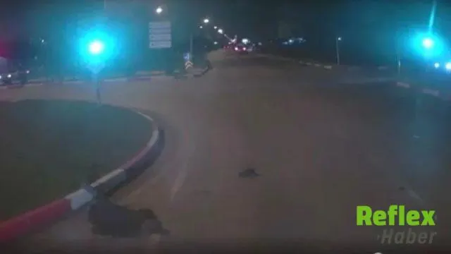 Elazığ'da Kamyonun Çarptığı Yayanın Yaralandığı An Kamerada