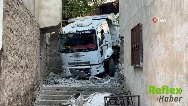 Diyarbakır’da Park Halindeki Kamyon Duvara Çarptı